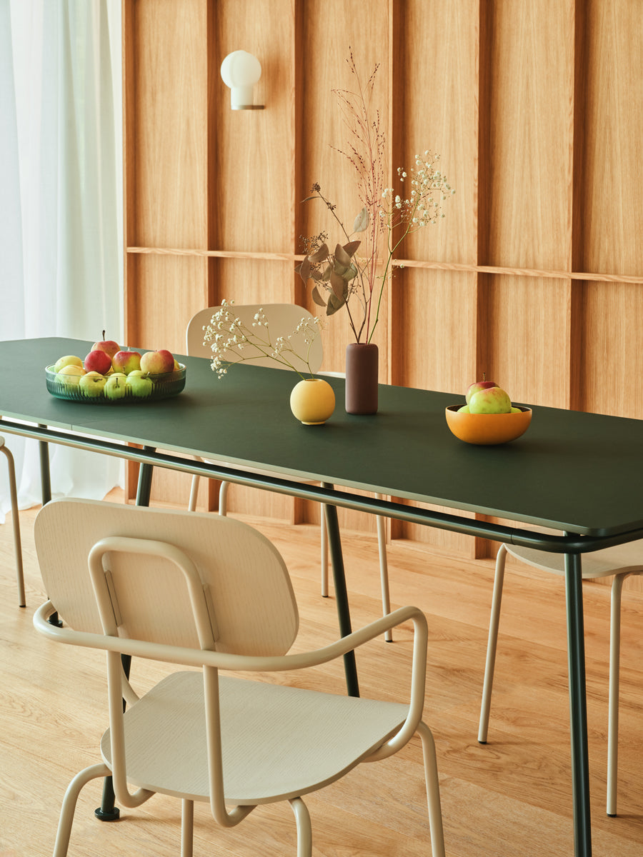 New School N1N01 - Stuhl aus Sperrholz mit 4-Bein-Gestell in präsentiert im Onlineshop von KAQTU Design AG. Stuhl ist von Mdd