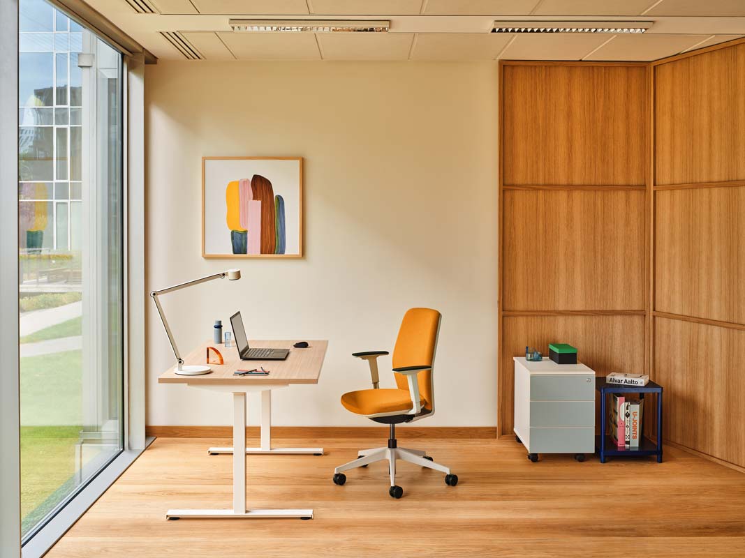 Ogi T BOT60 - Schreibtisch in Honigeiche präsentiert im Onlineshop von KAQTU Design AG. Schreibtisch ist von Mdd