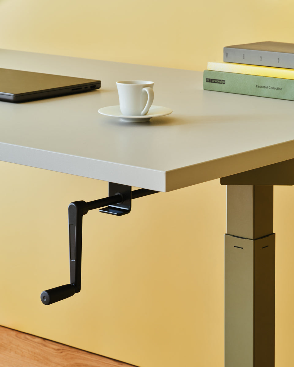 Ogi Drive BOC05 - Schreibtisch mit manueller Höhenverstellung in präsentiert im Onlineshop von KAQTU Design AG. Schreibtisch ist von Mdd