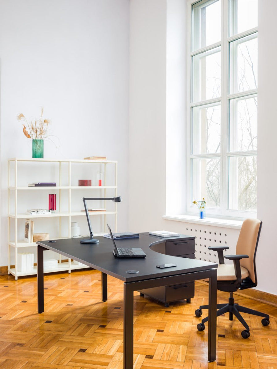 Ogi U BOU24 - Schreibtisch in Honigeiche präsentiert im Onlineshop von KAQTU Design AG. Schreibtisch ist von Mdd
