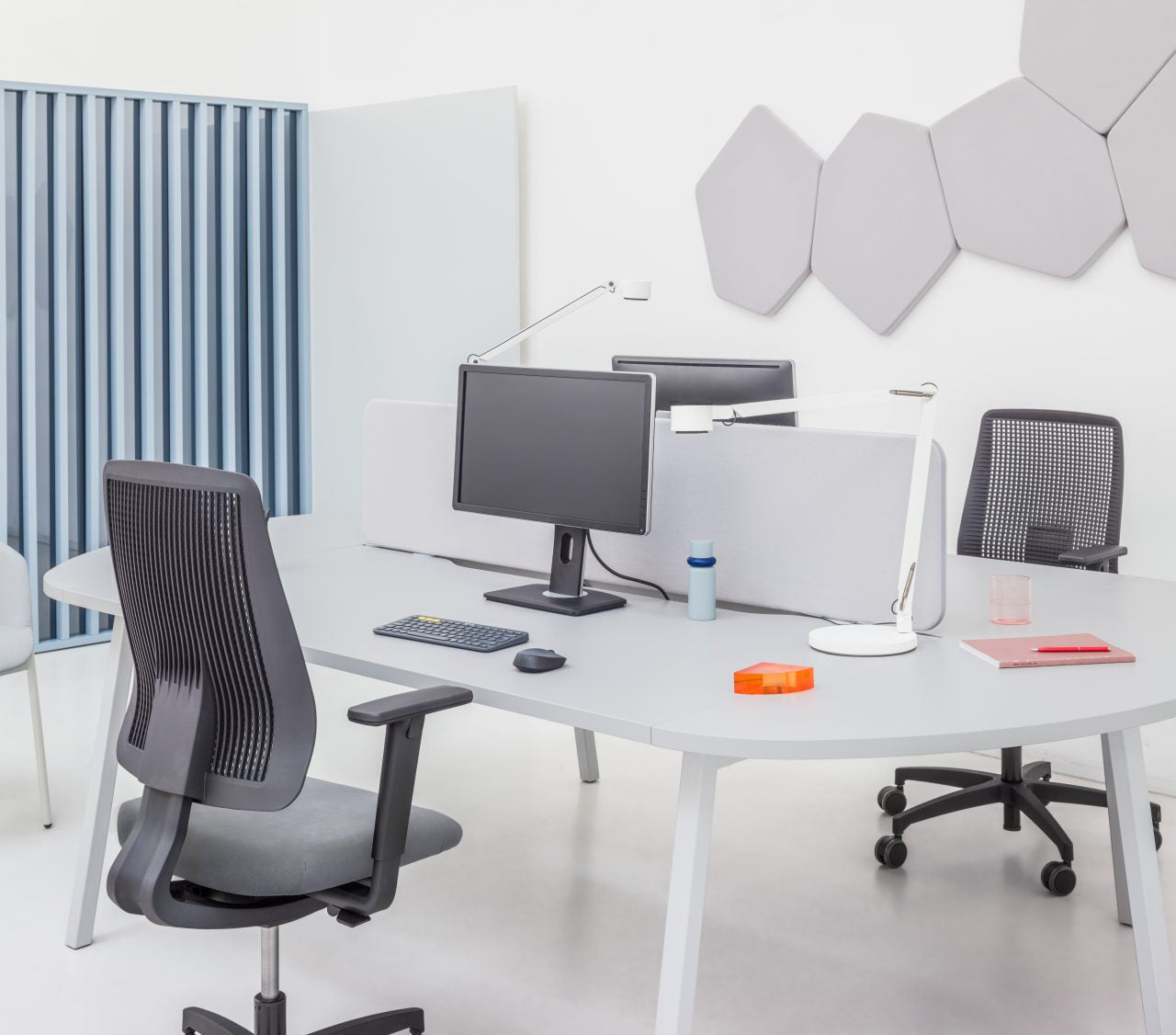 Ogi M Bench BOM48E4 - Doppelschreibtisch in Honigeiche präsentiert im Onlineshop von KAQTU Design AG. Schreibtisch ist von Mdd