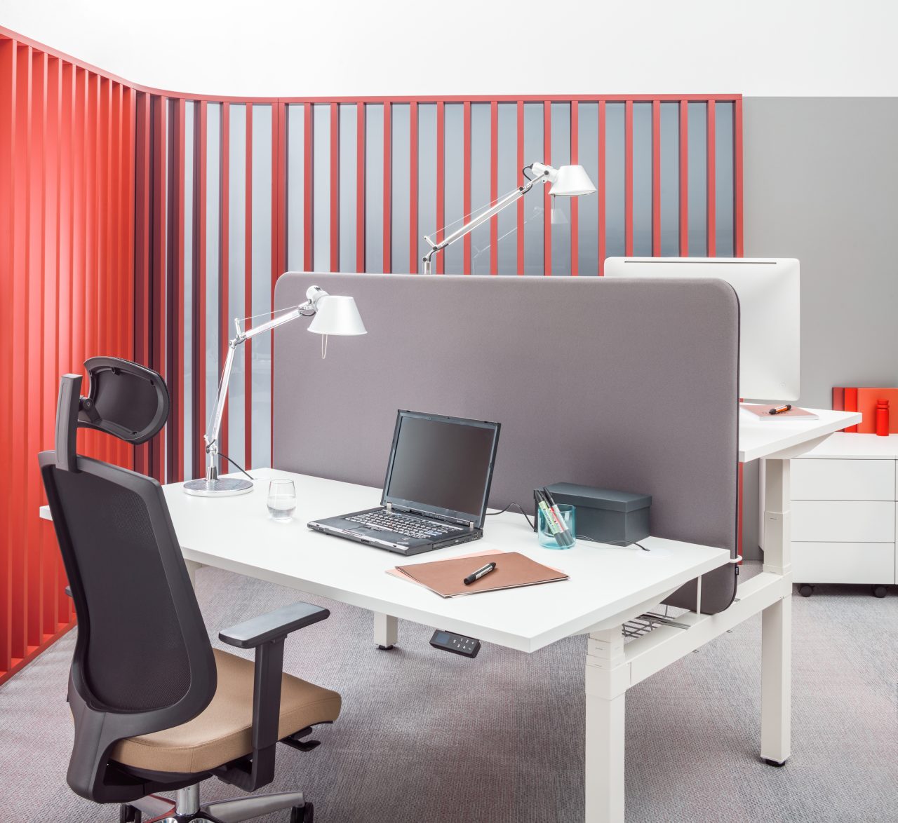Ogi Drive Bench BOD574 - Doppelschreibtisch mit elektrischer Höhenverstellung, zweimotoriges Gestell in Honigeiche präsentiert im Onlineshop von KAQTU Design AG. Schreibtisch ist von Mdd