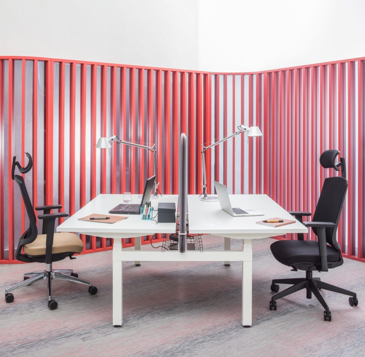Ogi Drive Bench BOD574 - Doppelschreibtisch mit elektrischer Höhenverstellung, zweimotoriges Gestell in Honigeiche präsentiert im Onlineshop von KAQTU Design AG. Schreibtisch ist von Mdd
