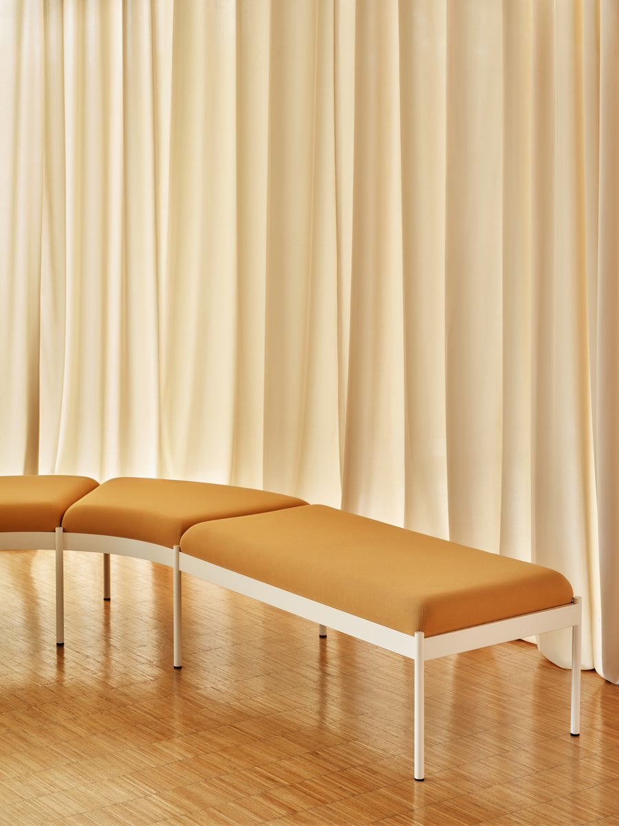 Nora NOR401 - Modulares Sitzsystem in Ziegelrot präsentiert im Onlineshop von KAQTU Design AG. Sofa ist von Mdd