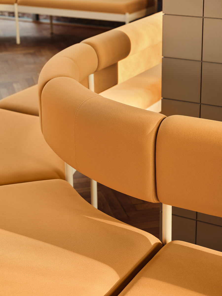 Nora NOR102 - Modulares Sitzsystem in Ziegelrot präsentiert im Onlineshop von KAQTU Design AG. Modulares Sofa ist von Mdd