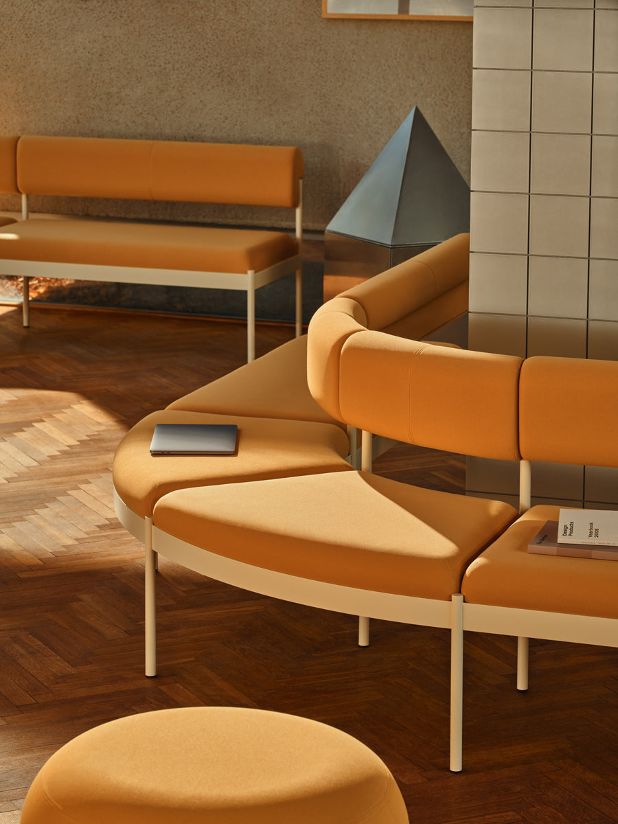 Nora NOR201 - Modulares Sitzsystem in Ziegelrot präsentiert im Onlineshop von KAQTU Design AG. Ecksofa ist von Mdd