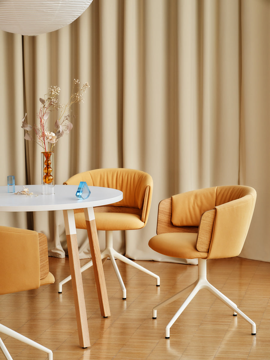 Ogi W PLD80 - Kaffeetisch mit Holzbeinen in Weiss Pastell präsentiert im Onlineshop von KAQTU Design AG. Esstisch ist von Mdd