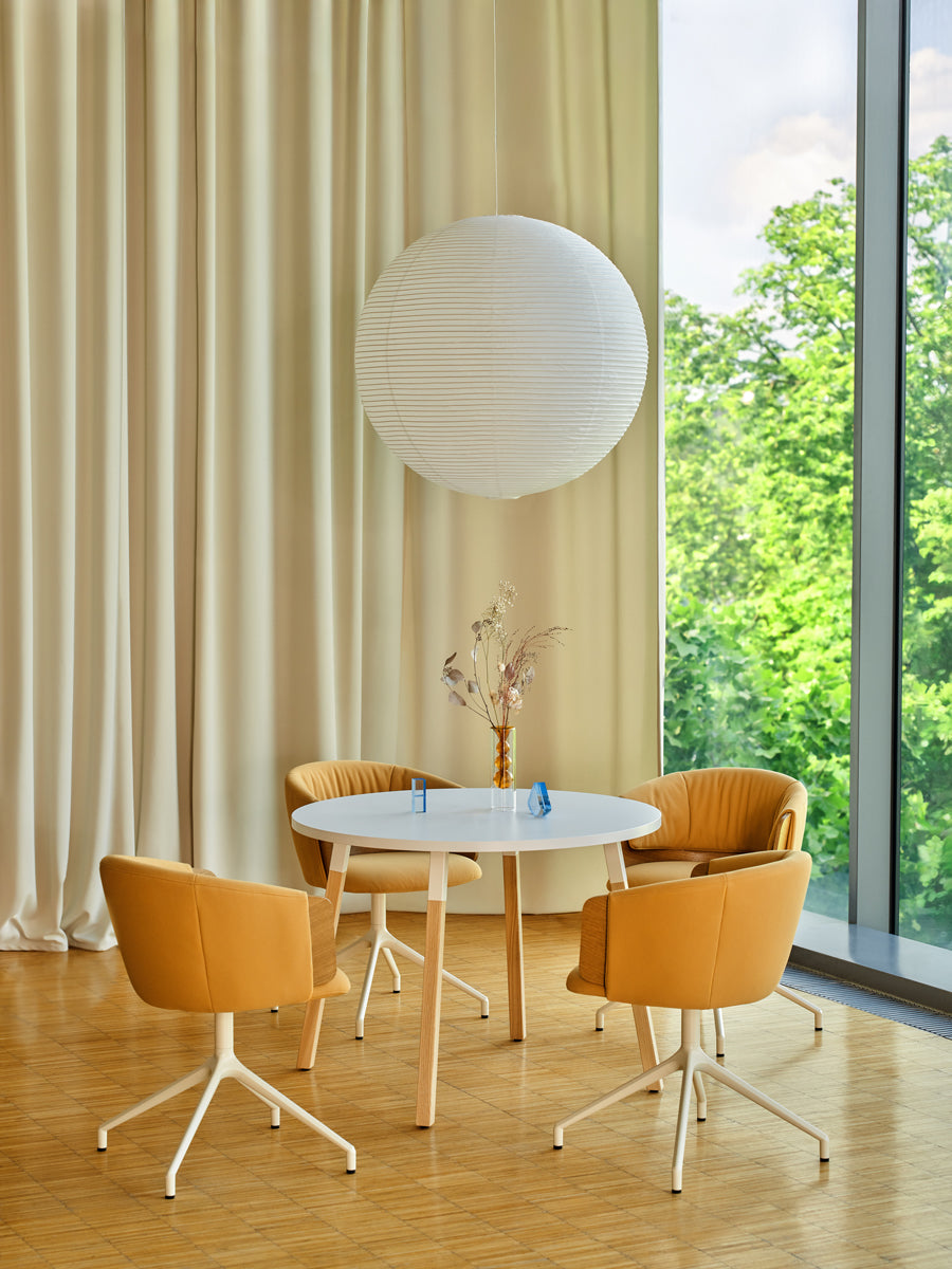 Ogi W PLD80 - Kaffeetisch mit Holzbeinen in Weiss Pastell präsentiert im Onlineshop von KAQTU Design AG. Esstisch ist von Mdd