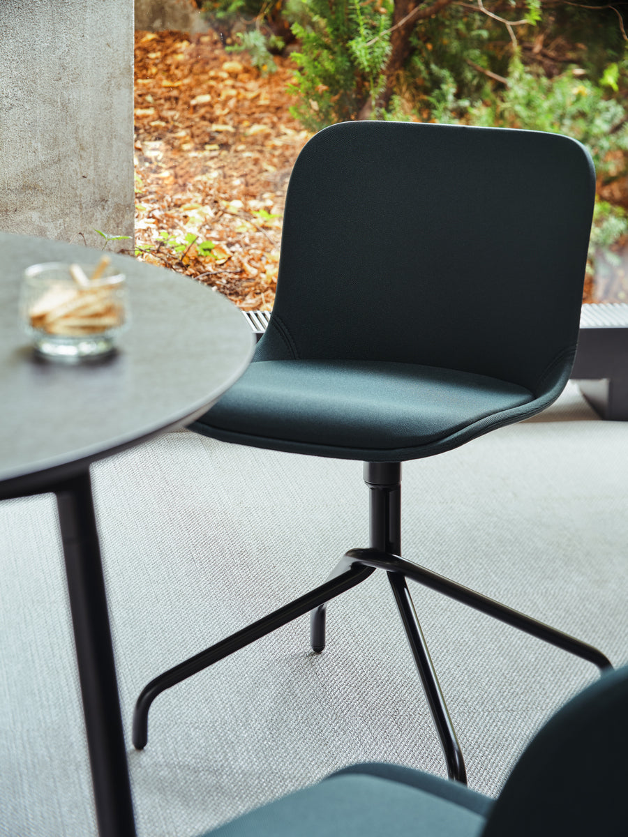 Baltic 2 Classic BLK4P19 - Stuhl Drehbasis in Beige präsentiert im Onlineshop von KAQTU Design AG. Drehstuhl ist von Mdd
