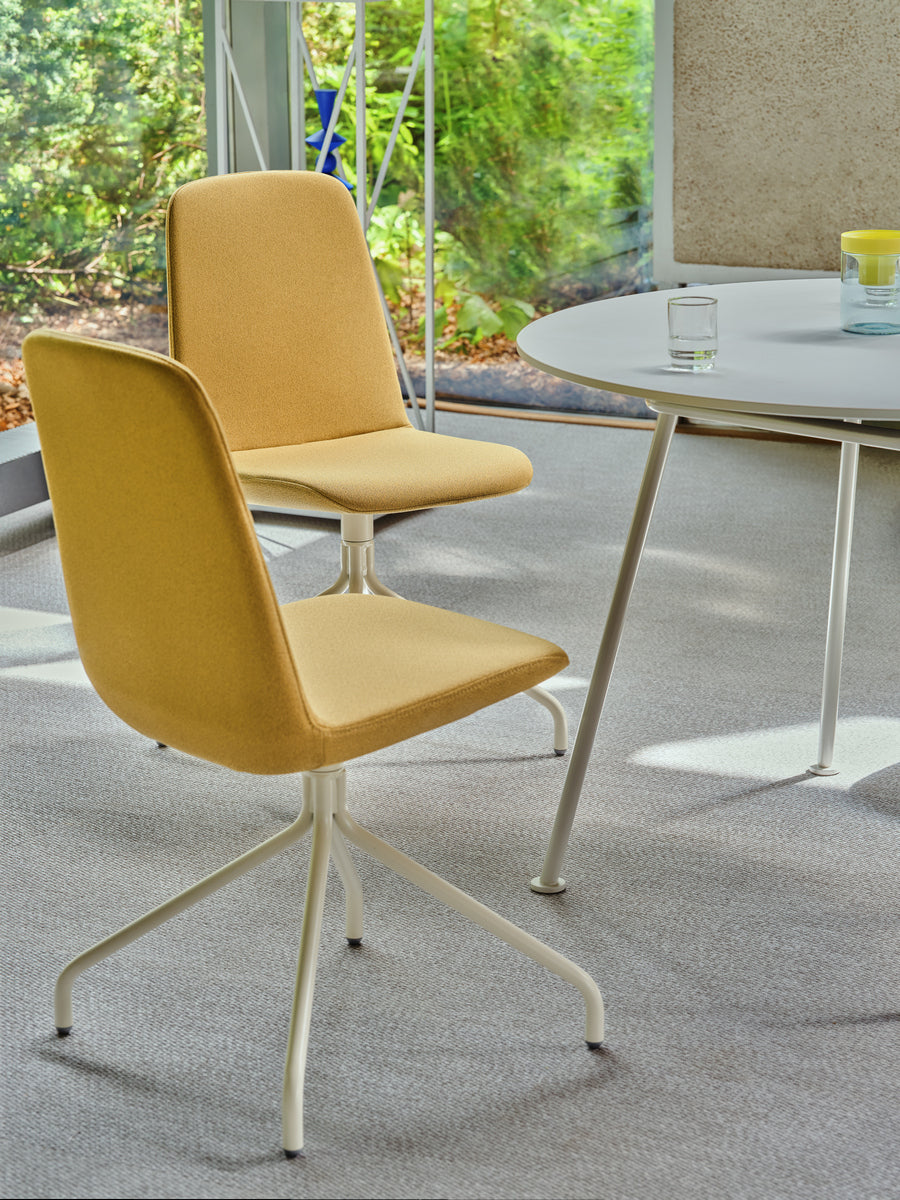 Ulti UKP17 - Stuhl Drehbasis in Anthrazit präsentiert im Onlineshop von KAQTU Design AG. Drehstuhl ist von Mdd