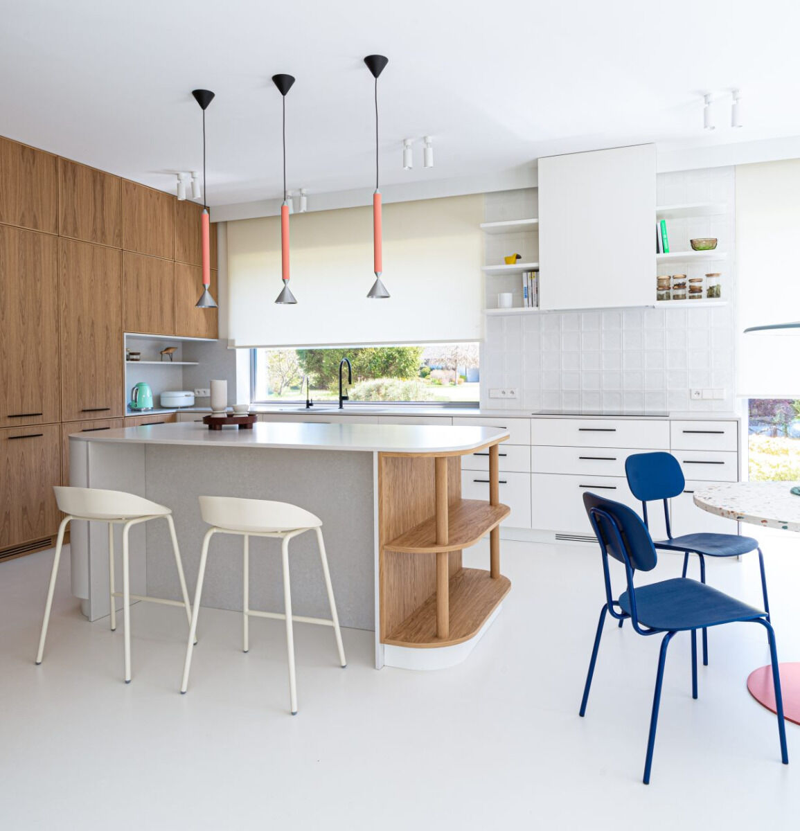 New School N1N01 - Stuhl aus Sperrholz mit 4-Bein-Gestell in präsentiert im Onlineshop von KAQTU Design AG. Stuhl ist von Mdd
