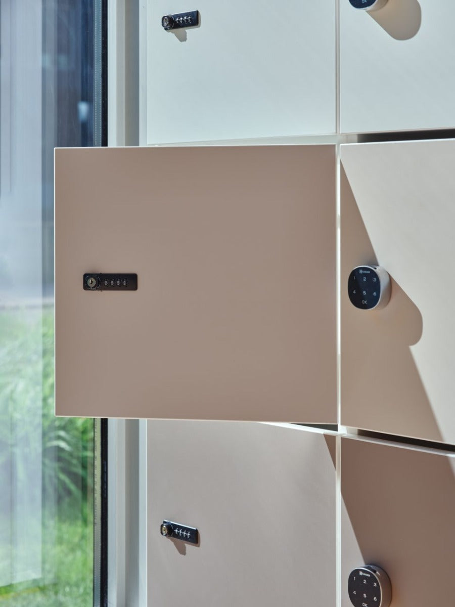 Locker Standard LOK05 - Schließfachschrank in Weiss Pastell präsentiert im Onlineshop von KAQTU Design AG. Büroschrank ist von Mdd