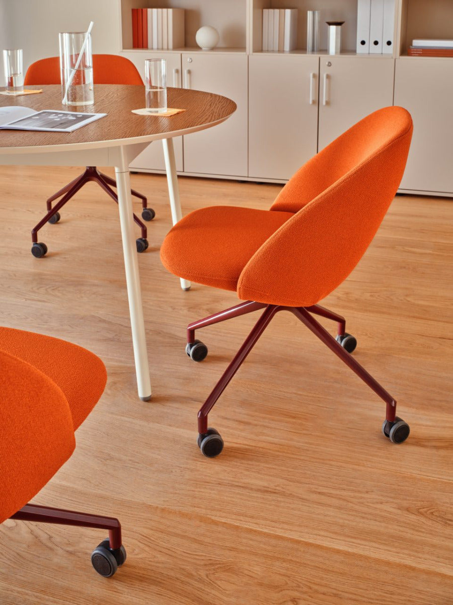 Paralel PR1P19 - Konferenzsessel mit Drehgestell in Ziegelrot präsentiert im Onlineshop von KAQTU Design AG. Drehsessel ist von Mdd