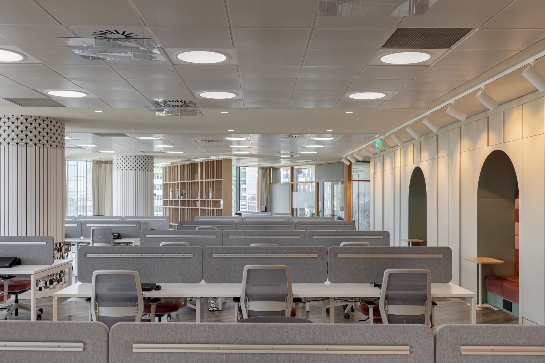 Ogi U Bench BOU52E3 - Doppelschreibtisch in Honigeiche präsentiert im Onlineshop von KAQTU Design AG. Schreibtisch ist von Mdd