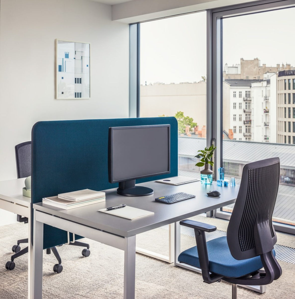 Ogi Q BOQ16E3 - Schreibtisch in Honigeiche präsentiert im Onlineshop von KAQTU Design AG. Schreibtisch ist von Mdd