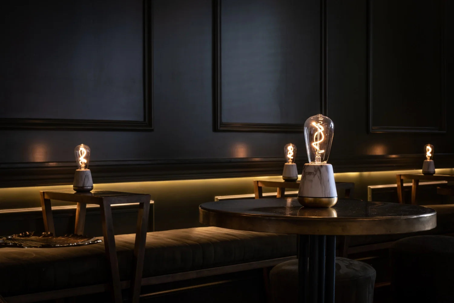 Elegante, dimmbare Nachttischlampen in vielfältigen Designs, die für eine individuelle Lichtstimmung im Schlafzimmer sorgen. Hochwertig und nachhaltig.
