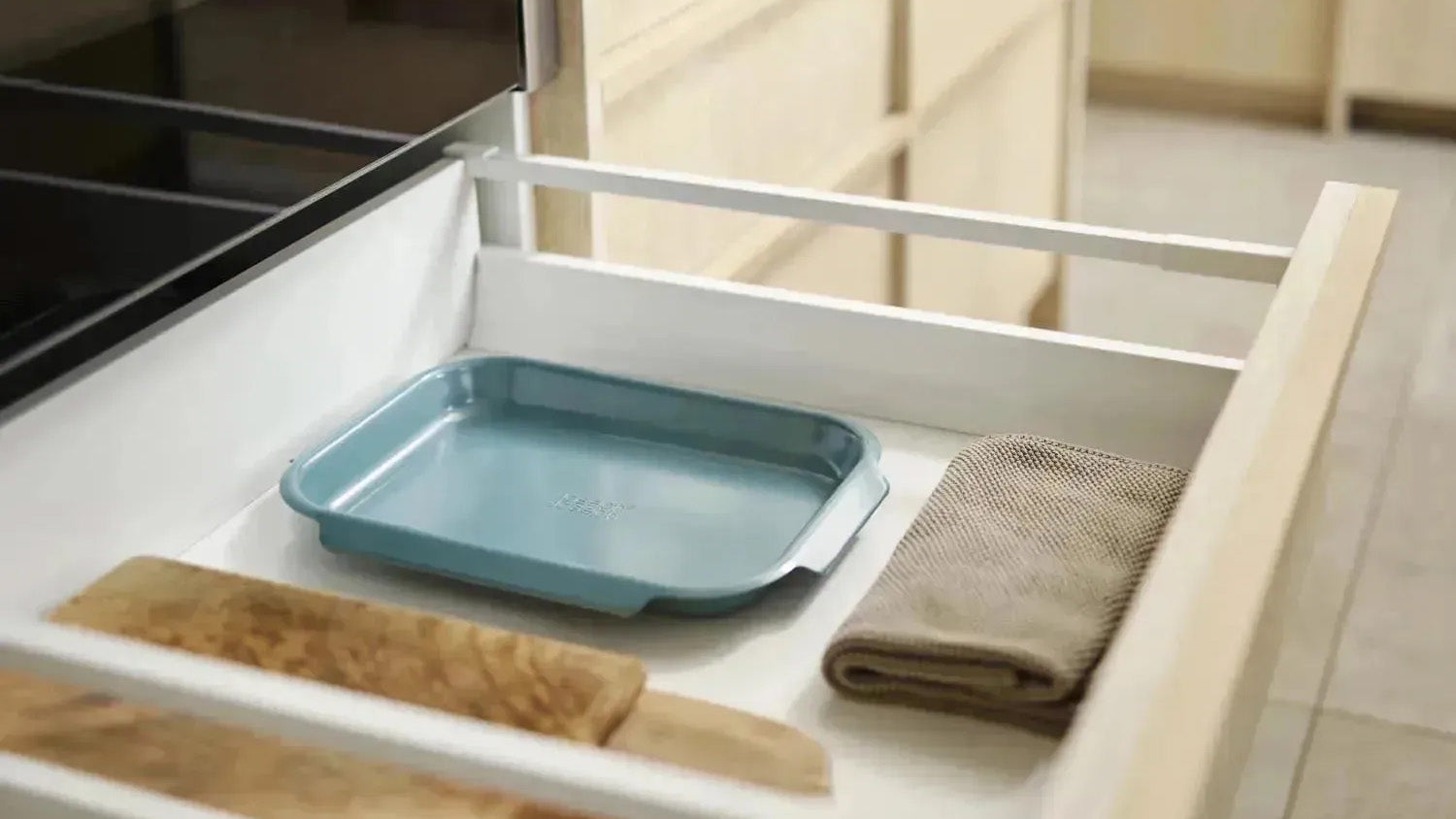 Verschiedene Backbleche von KAQTU aus hochwertigen Materialien, langlebig, stilvoll und perfekt für gleichmäßiges Backen in jeder Küche.