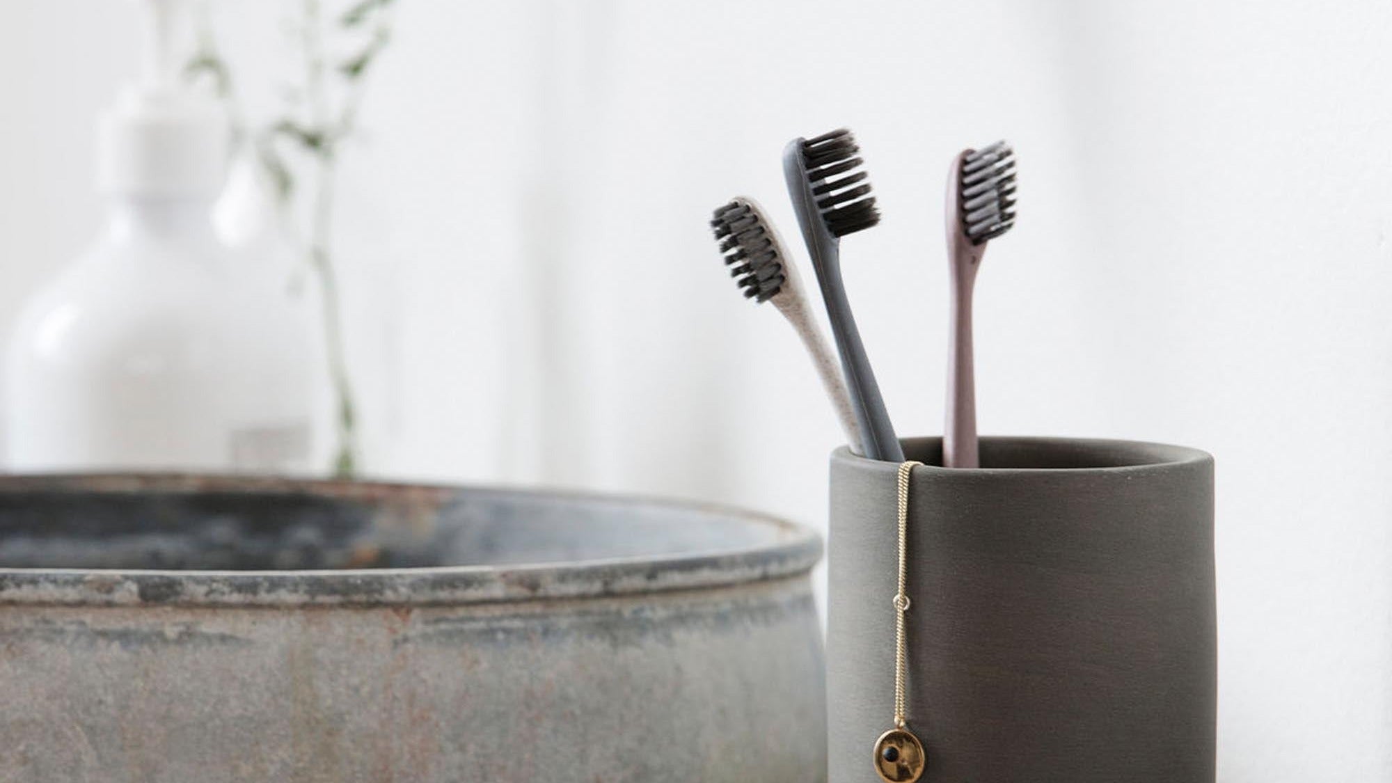 Elegante Duschaccessoires von KAQTU in verschiedenen Designs und Farben, perfekt für ein stilvolles, funktionales Badezimmer.