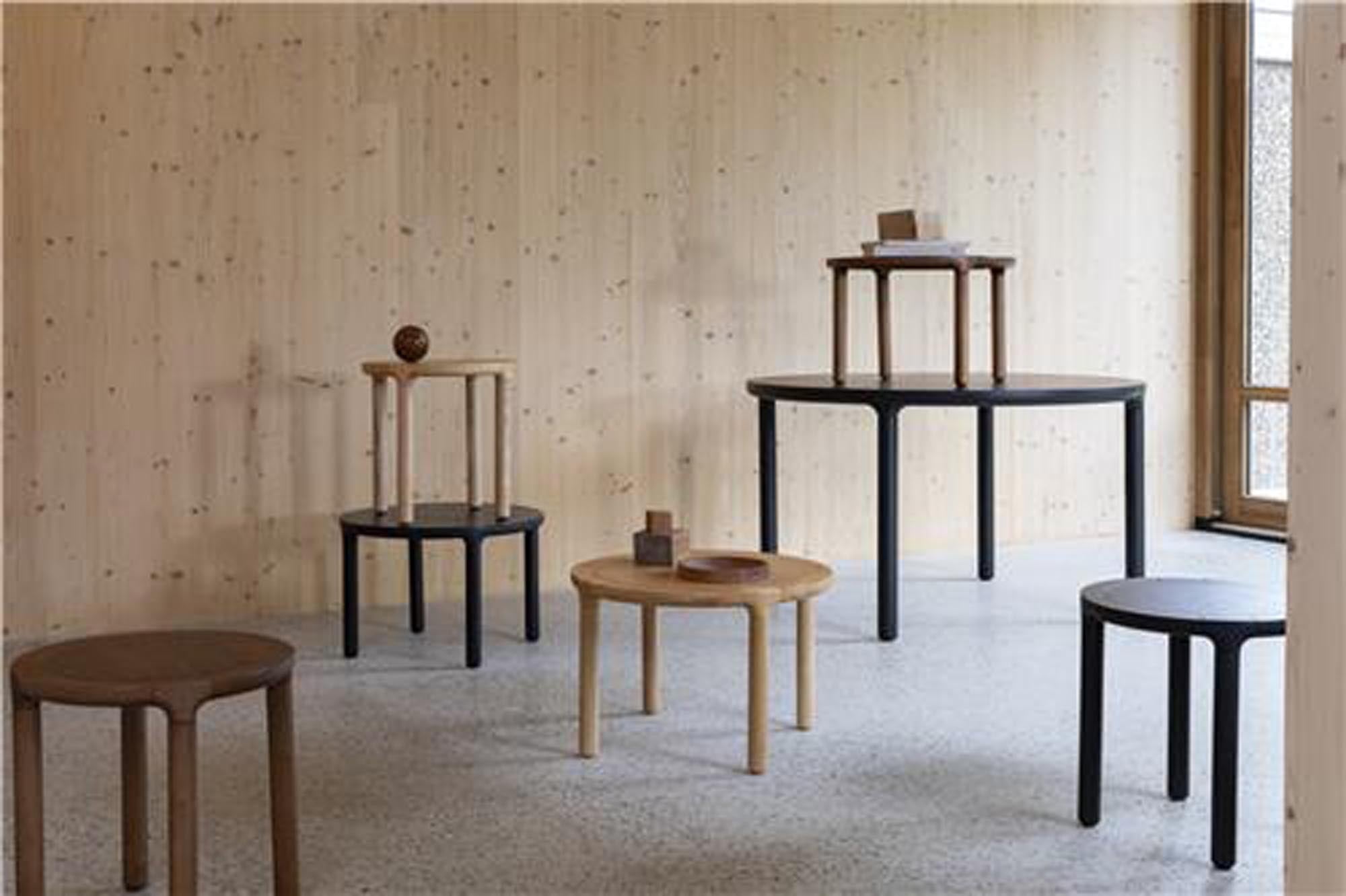 Eleganter Holztisch aus massivem Holz, ideal für modernes Wohndesign, mit natürlicher Maserung und zeitloser Ästhetik.