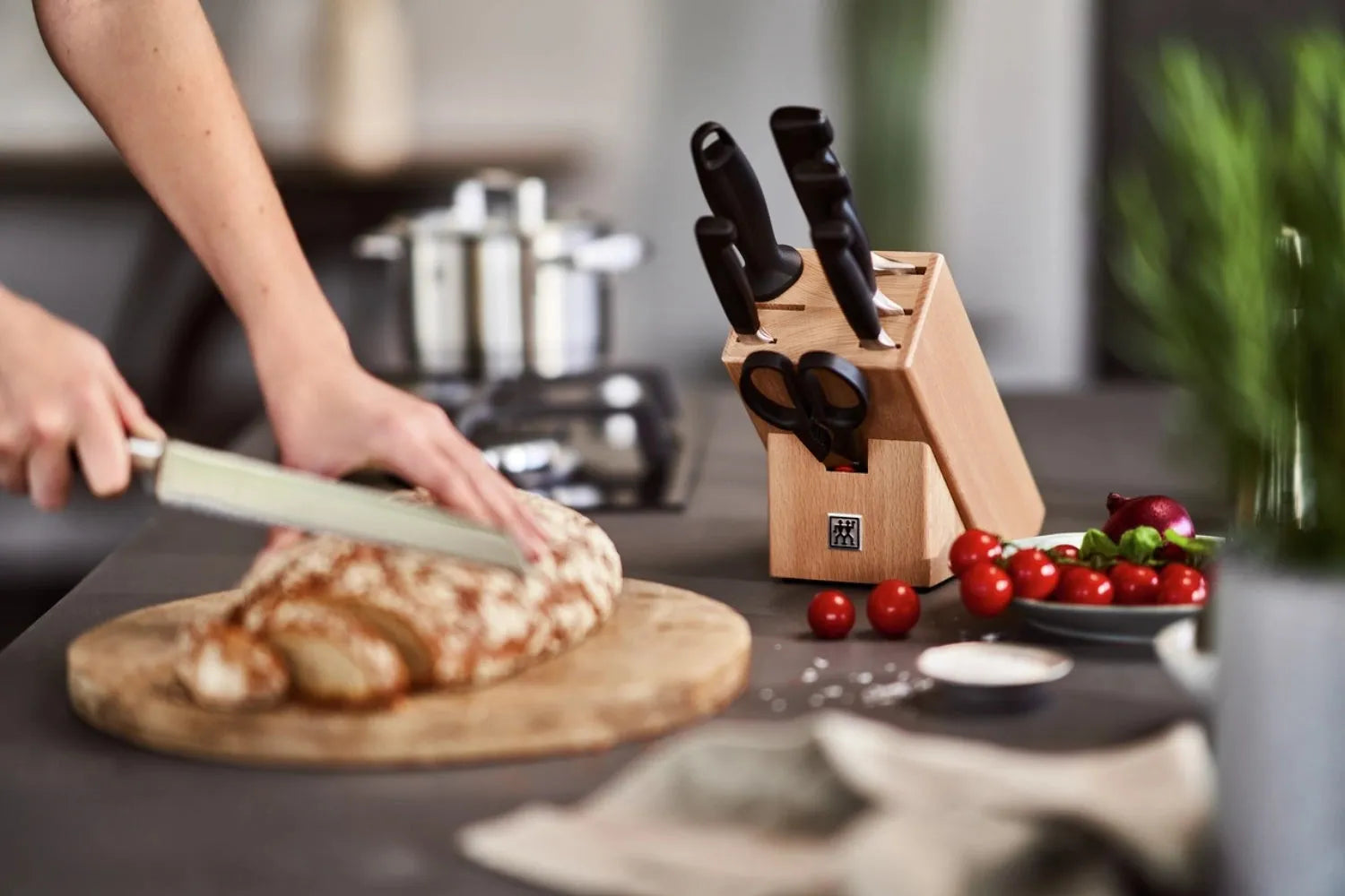 Elegante Messerblöcke aus Holz oder Edelstahl, stilvoll und sicher, perfekt für eine moderne Küche. Hochwertige Aufbewahrungslösungen von KAQTU.