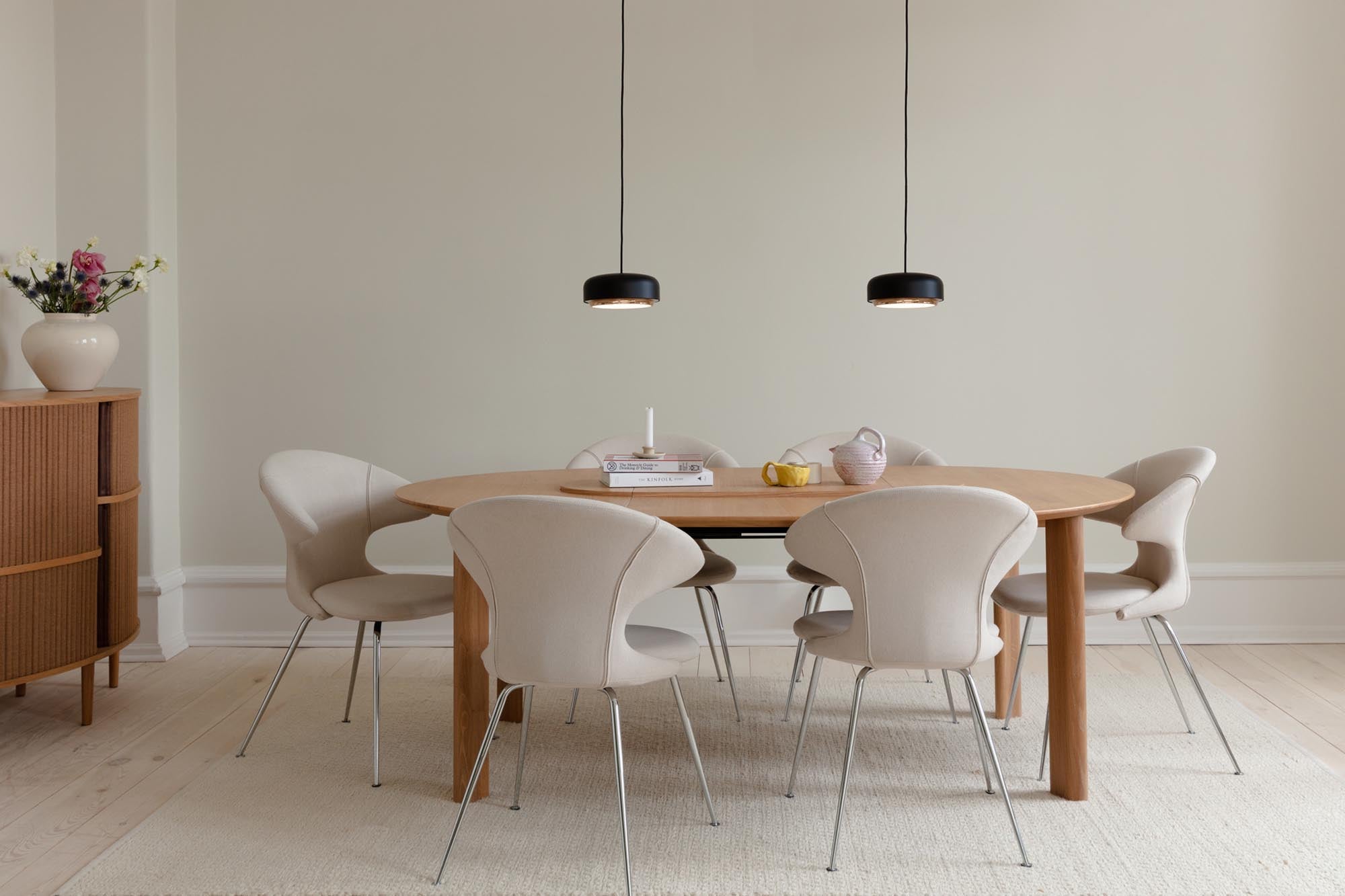 Entdecke unsere ausziehbaren Esstische für Flexibilität im Esszimmer. Ideal für Familienessen, mit verschiedenen Auszugmechanismen und Designs.