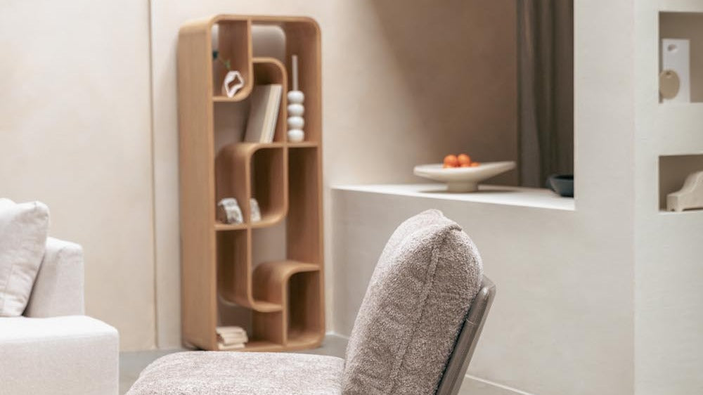 Eleganter Zuiver Sessel in modernem Design, gepolstert mit stilvollem Stoff und Holzbeinen, ideal für jedes Wohnzimmer.