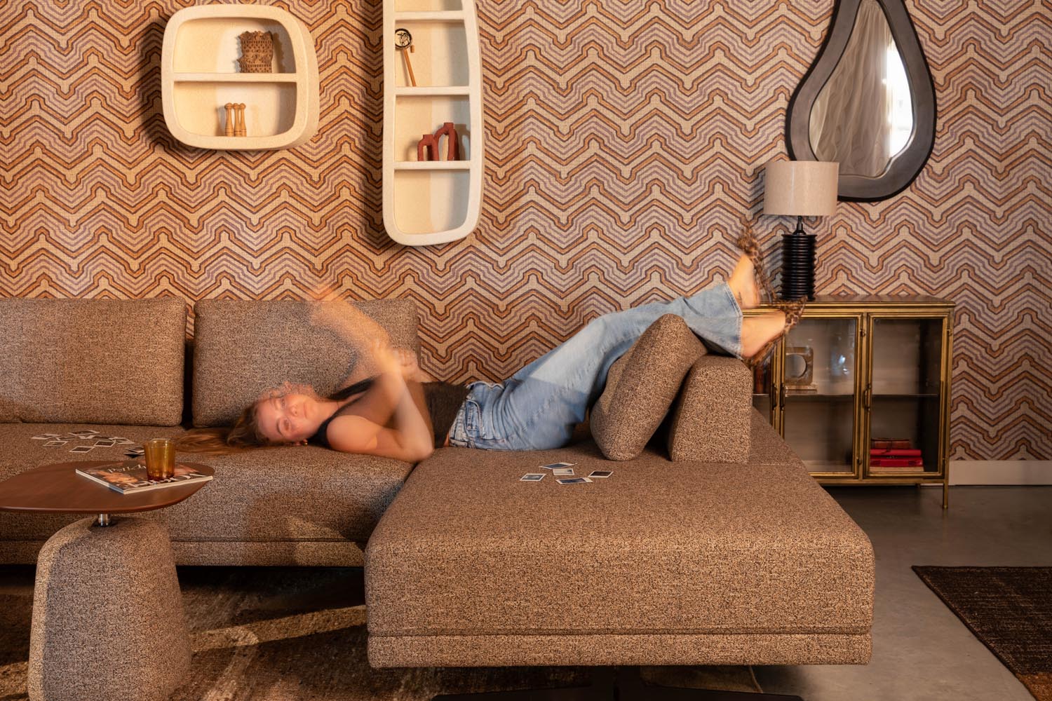 Elegantes Dutchbone Shelly Sofa mit rechter Chaise Longue, ideal für stilvolle Wohnräume und gemütliche Entspannung.