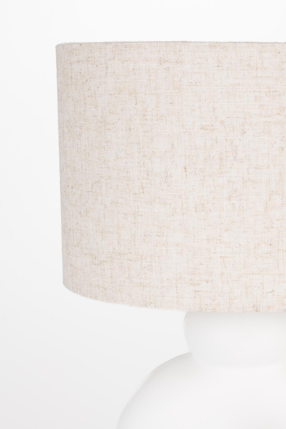 Entdecken Sie die Bibi Tischleuchte: Klein, aber eindrucksvoll mit organischem Keramikfuss und warmem Leinenlampenschirm für eine gemütliche Atmosphäre.