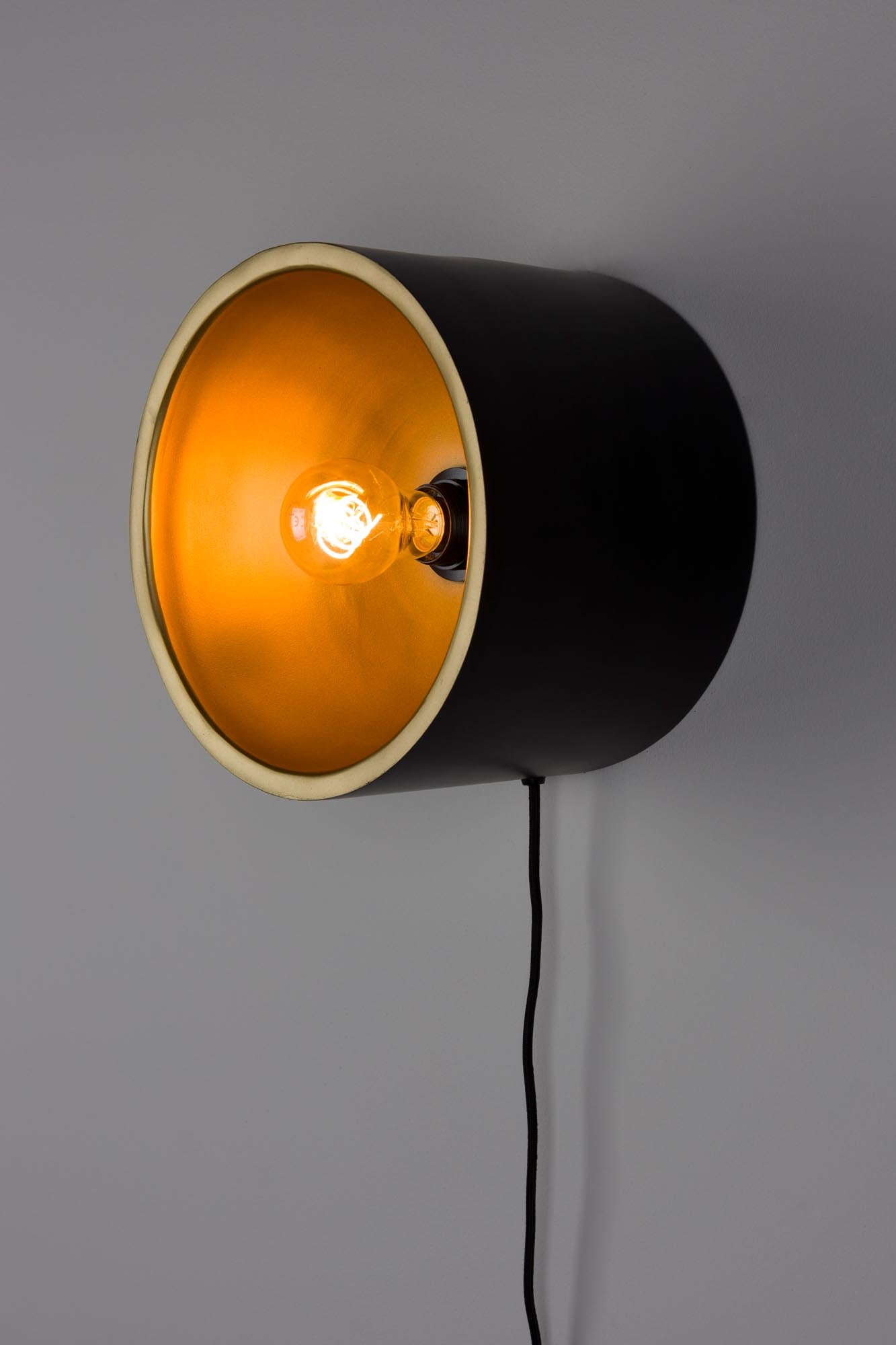 Die Sunny Rund M Wandleuchte vereint minimalistisches Design mit hochwertigem Eisen für stilvolle, gleichmässige Beleuchtung.