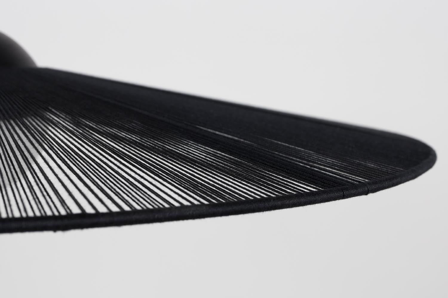 Schicke Pendellampe Belle S von Zuiver, ideal für eine stilvolle Akzentbeleuchtung, kombiniert zeitgenössisches Design mit edlen Materialien.