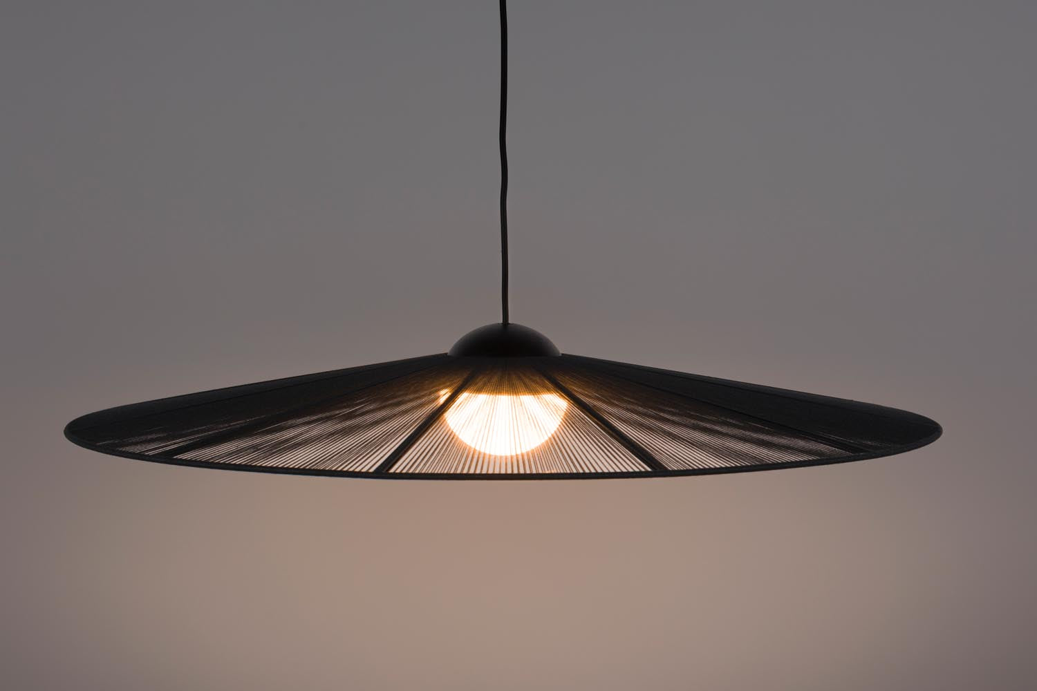 Elegante Pendellampe Belle L von Zuiver, ideal für moderne Wohnräume, vereint Funktionalität und ästhetisches Design in einem.