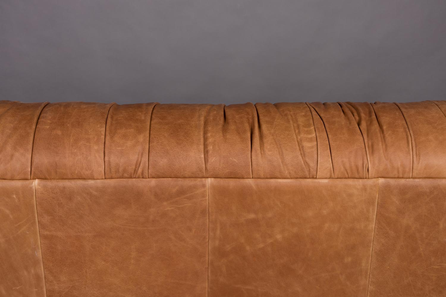Elegantes 2er Sofa Douglas von Dutchbone, das mit seinem modernen Look und bequemen Sitzflächen jeden Raum aufwertet.