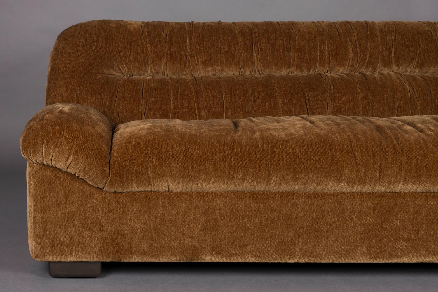 Stilvolles 2er Sofa Douglas von Dutchbone, das mit seinem modernen Look und bequemen Sitzfläche jeden Raum aufwertet.