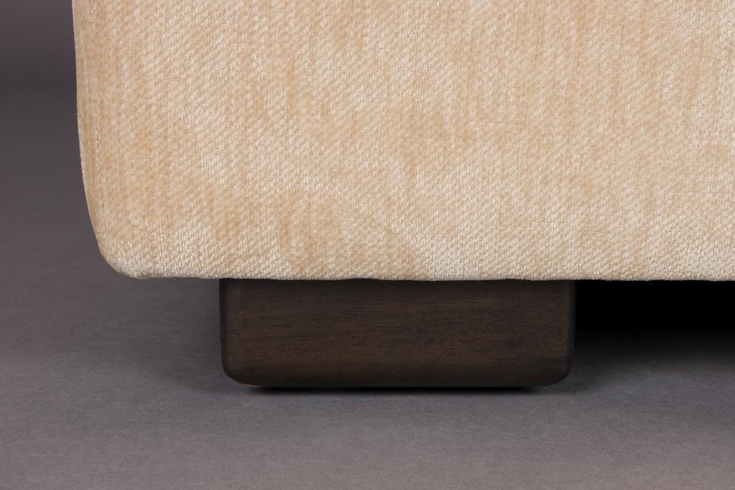 Stilvolles 2er Sofa Douglas von Dutchbone, das durch seine zeitgemäße Form und gemütliche Polsterung besticht und jeden Wohnraum aufwertet.