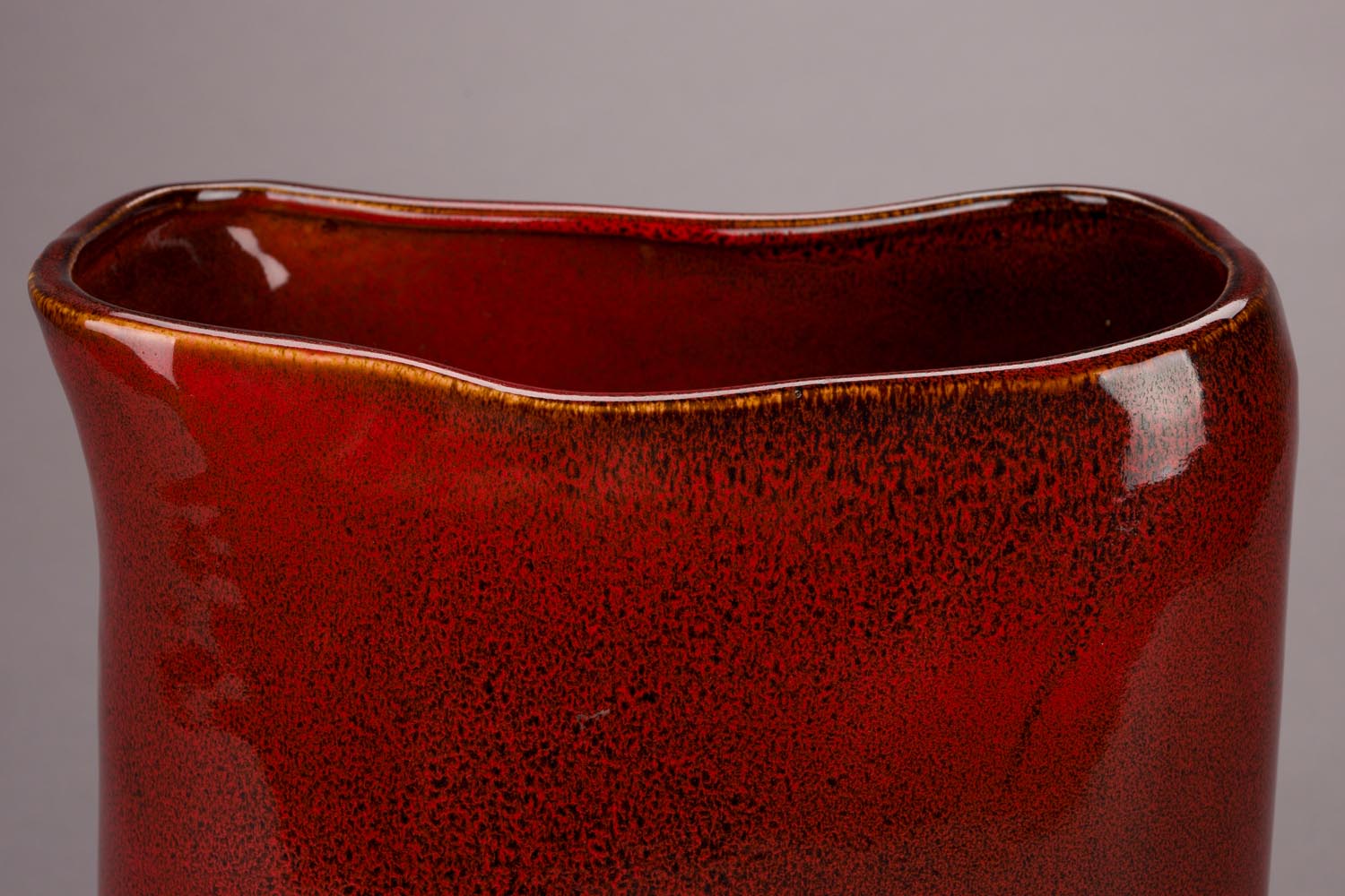 Die Vase Edna M von Dutchbone vereint modernes Design mit zeitloser Eleganz und ist perfekt für kreative Arrangements und stilvolle Akzente.