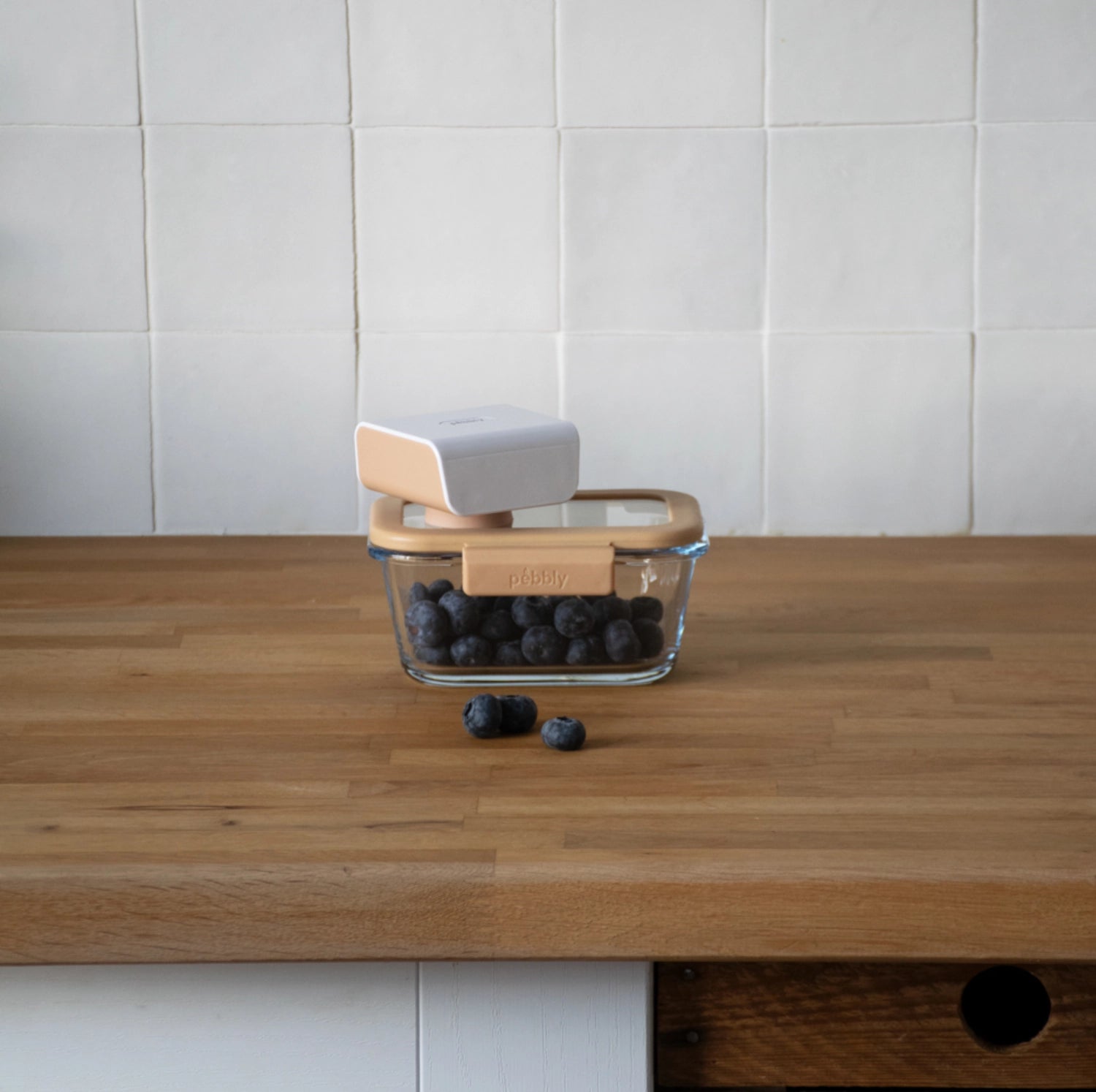 Moderne, wiederaufladbare Vakuumpumpe von Pebbly, perfekt für die luftdichte Aufbewahrung von Lebensmitteln, handlich und effizient.