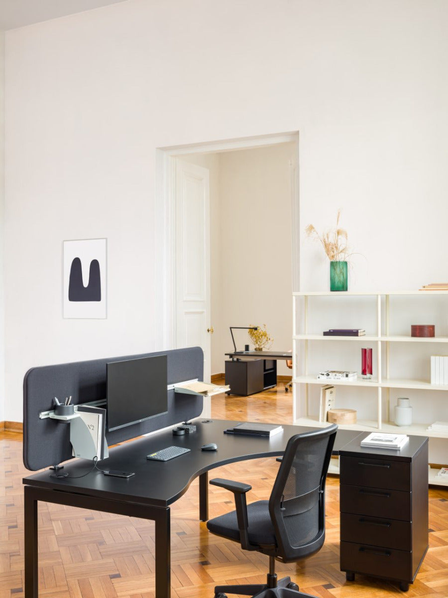 Basic KT874 - Standcontainer in Schwarz präsentiert im Onlineshop von KAQTU Design AG. Korpus ist von Mdd
