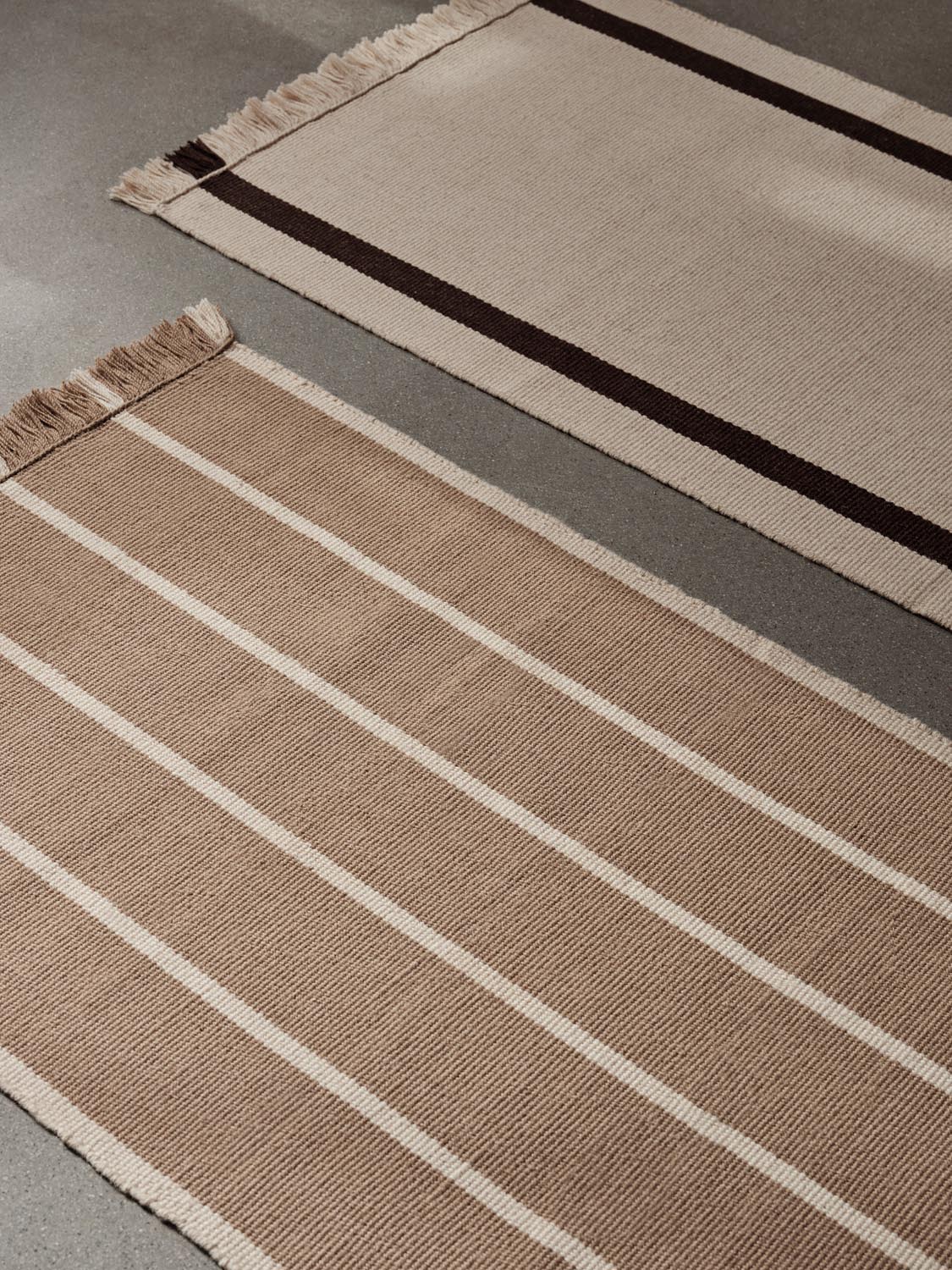 Entdecken Sie den Calm Kelim Runner von Ferm Living: Ein handgefertigter Wollteppich, der modernes Design mit traditioneller Kunstfertigkeit vereint.