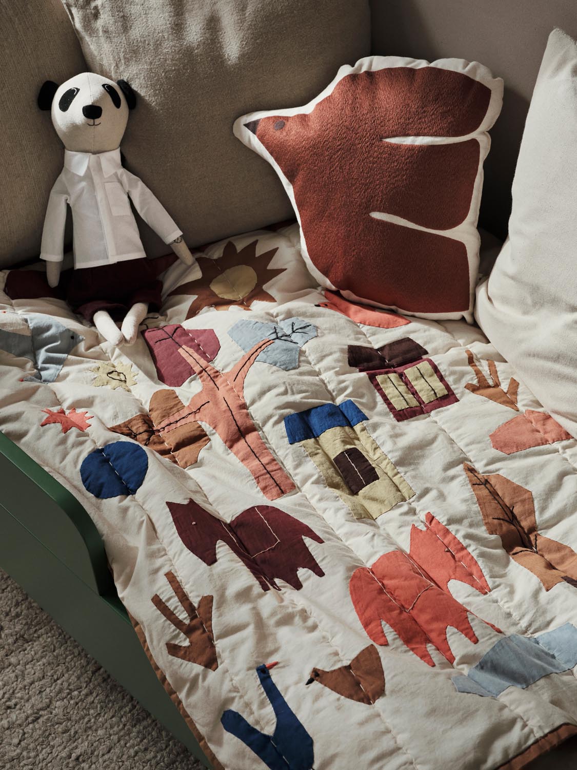 Elegantes Swif Bird Kissen von Ferm Living, gefertigt aus umweltfreundlicher Bio-Baumwolle, ideal für eine gemütliche Wohnatmosphäre.