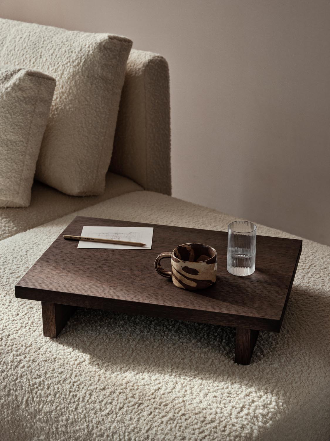 Ryu Mug Low von Ferm Living: Minimalistisches Design trifft Funktion.