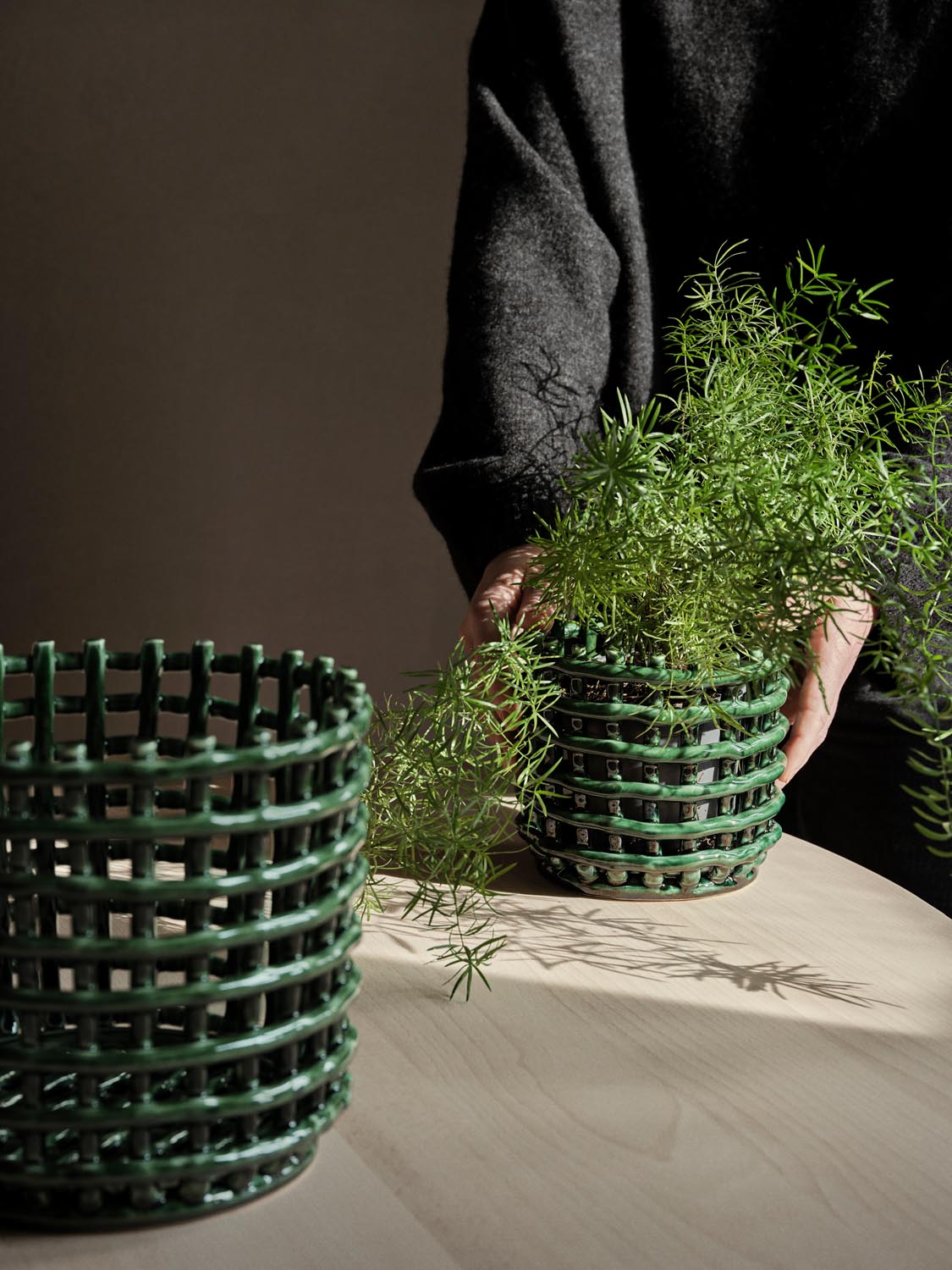 Entdecken Sie den Ceramic Korb Large von Ferm Living: Stilvolles Design aus Glaskeramik, ideal für Aufbewahrung und Dekoration.