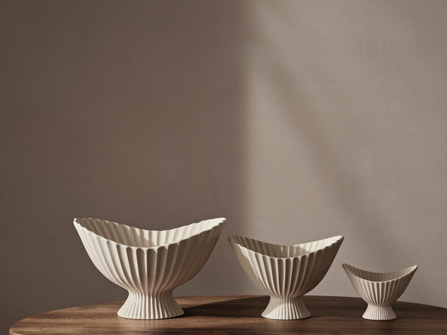 Ferm Living Fountain Bowl 28: Keramikschale für moderne Eleganz.