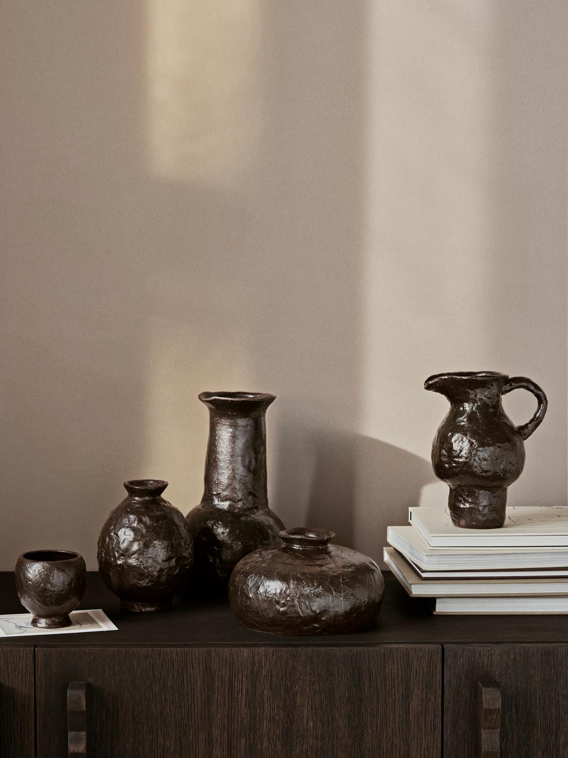 Entdecken Sie die Doro Vase H11 von Ferm Living: Hochwertige Terrakotta, stilvolle runde Formen, ideal für Blumenarrangements oder als dekoratives Highlight.