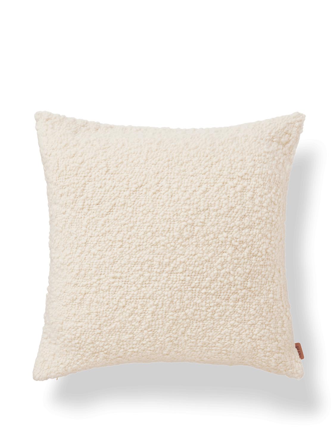 Entdecke das Moor Kissen von Ferm Living: Wolle und Baumwollbouclé vereinen sich für einzigartigen Komfort und stilvolle Gemütlichkeit.