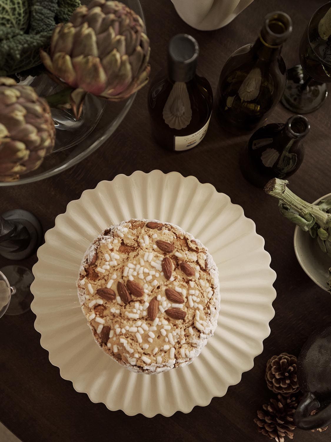 Entdecken Sie den eleganten Fountain Cake Stand von Ferm Living – ein skulpturaler Kuchenständer aus Keramik, inspiriert von klassischen Springbrunnen. Ideal für Hochzeiten, Kaffeetafeln oder als stilvolles Deko-Element in Ihrer Küche. Mit glazierter Oberfläche für einfache Reinigung.