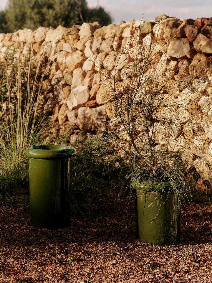 Eleganter Rollo Pflanzentopf von Ferm Living, ideal für Garten und Terrasse, vereint modernes Design mit praktischer Nutzung im Freien.