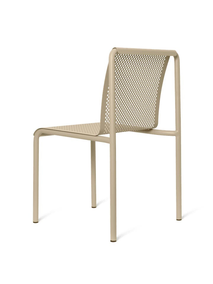 Eleganter Dapple Stuhl von Ferm Living, gefertigt aus langlebigem Stahl, perfekt für gemütliche Gartenmomente und stilvolle Outdoor-Setups.
