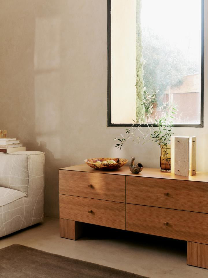 Die Muro Vase H23 von Ferm Living: Ein handgefertigtes Kunstwerk aus recyceltem Glas, inspiriert von architektonischer Schönheit und Nachhaltigkeit.