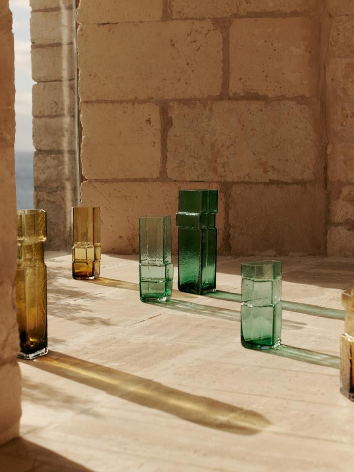 Entdecken Sie die Muro Vase H38 von Ferm Living – eine exquisite, handgefertigte Vase aus recyceltem Glas, die architektonische Eleganz und nachhaltiges Design vereint.