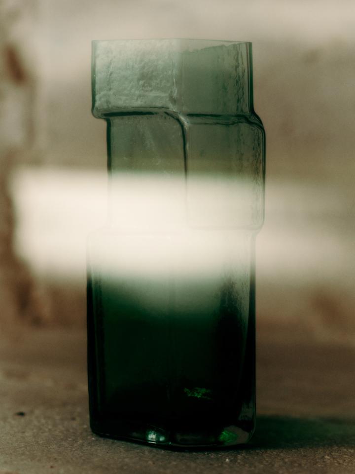 Die Muro Vase H23 von Ferm Living besticht durch ihr modernes Design aus recyceltem Glas und verleiht jedem Raum einen stilvollen Akzent.